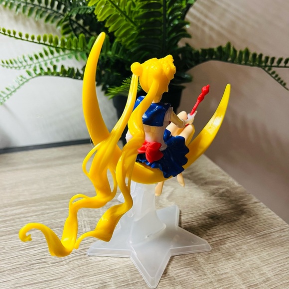 Sailor Moon Figurine with Crescent Moon and Star Base - Picture 3 of 5